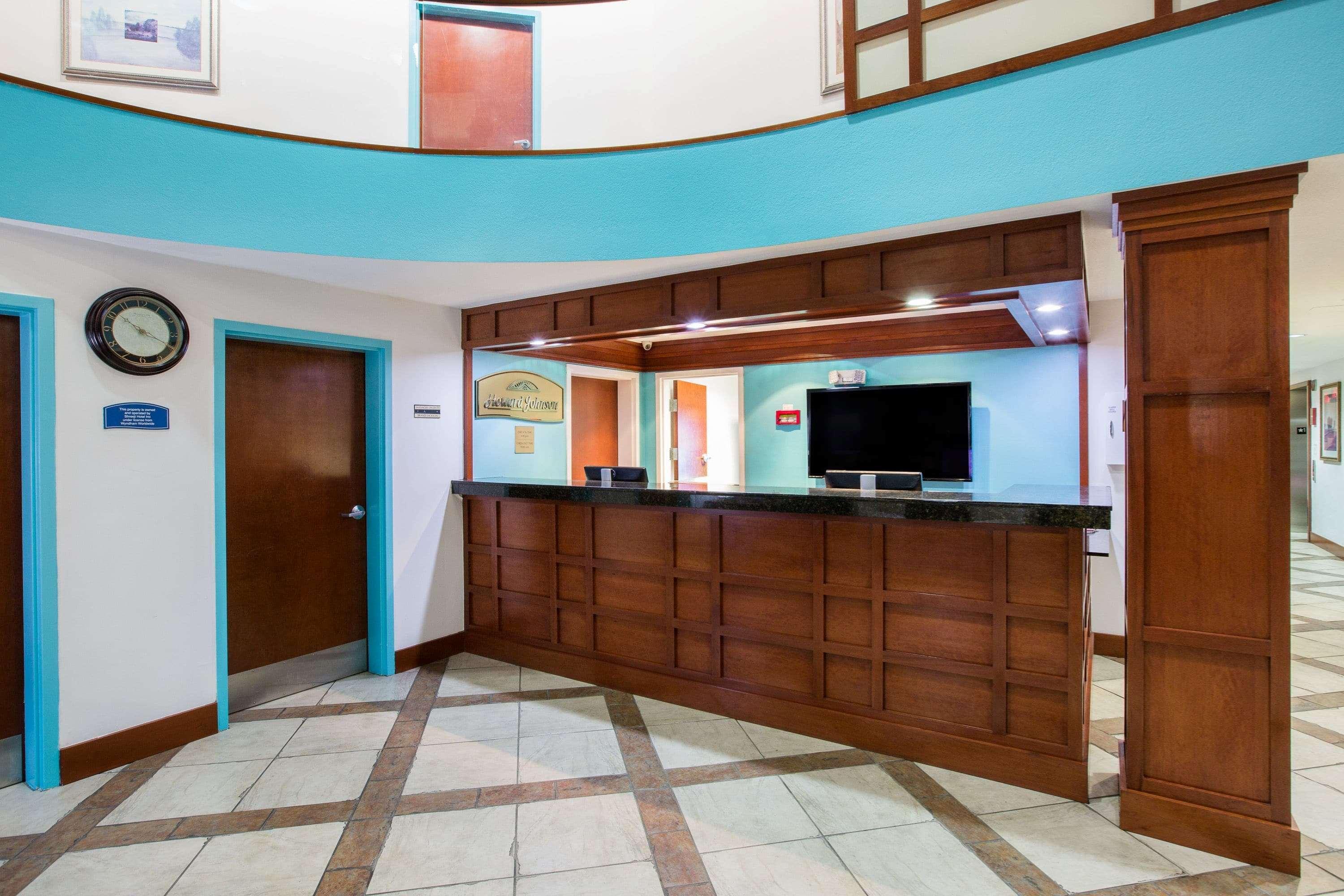 Howard Johnson By Wyndham East Hotel