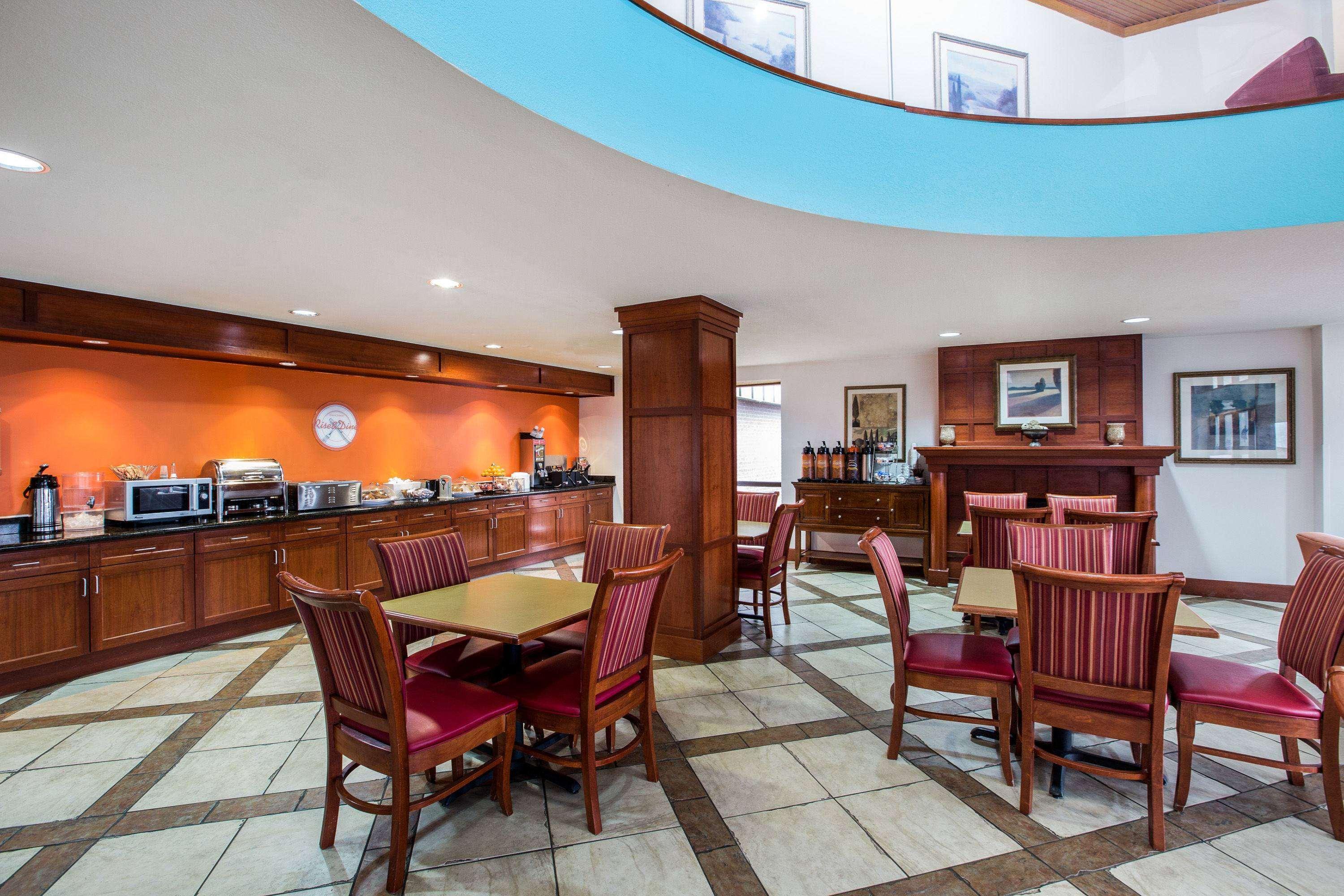 Hotel Howard Johnson By Wyndham East 2*