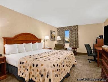 Howard Johnson By Wyndham East Evansville