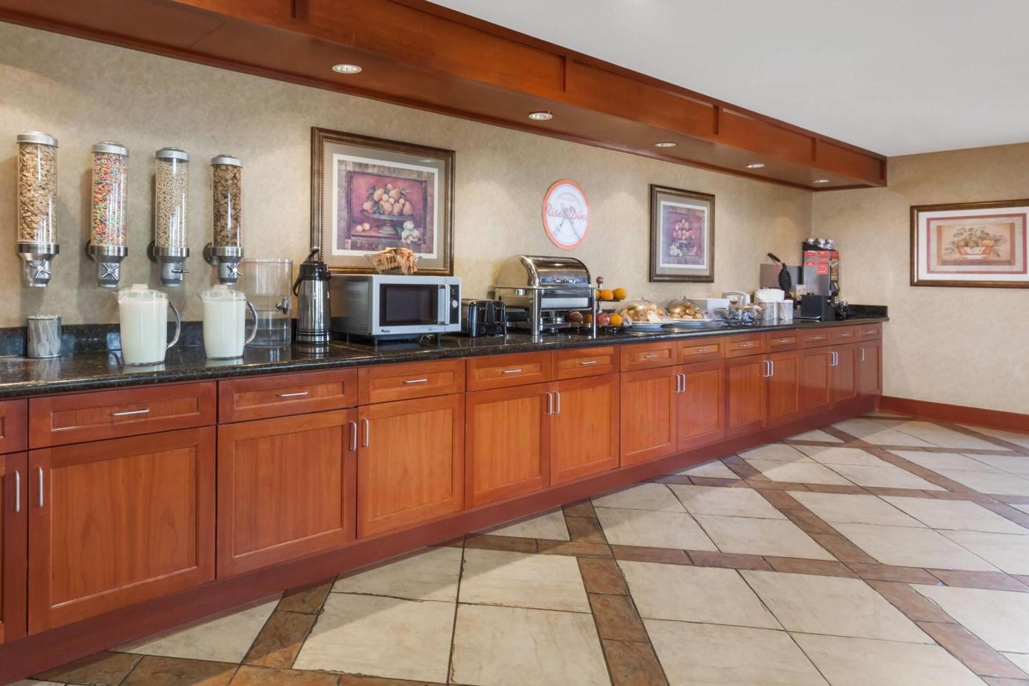 Howard Johnson By Wyndham East Hotel