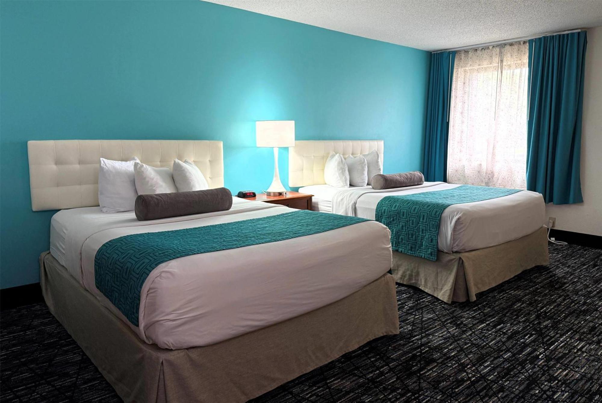Hotel Howard Johnson By Wyndham East 2*
