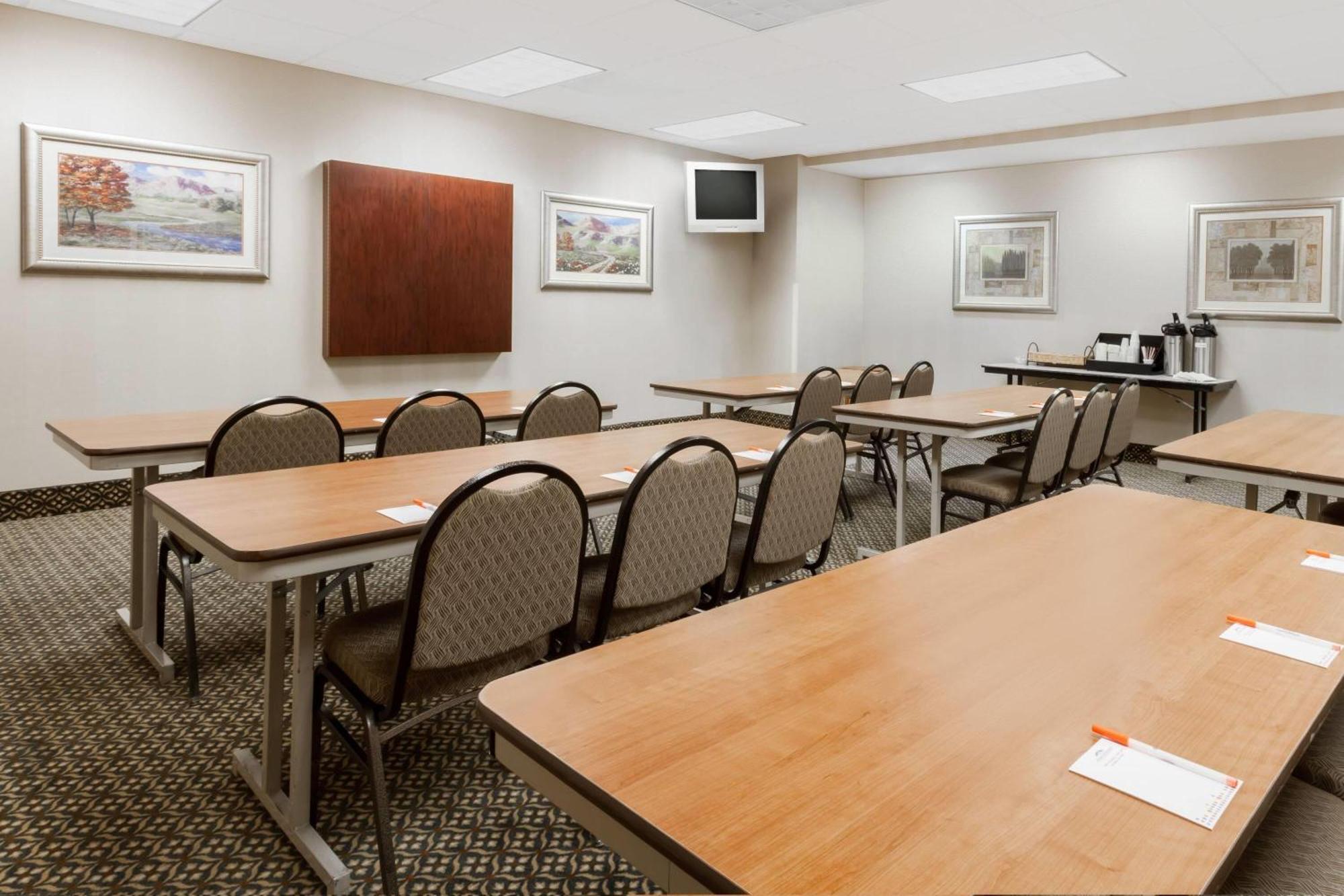Howard Johnson By Wyndham East 2*