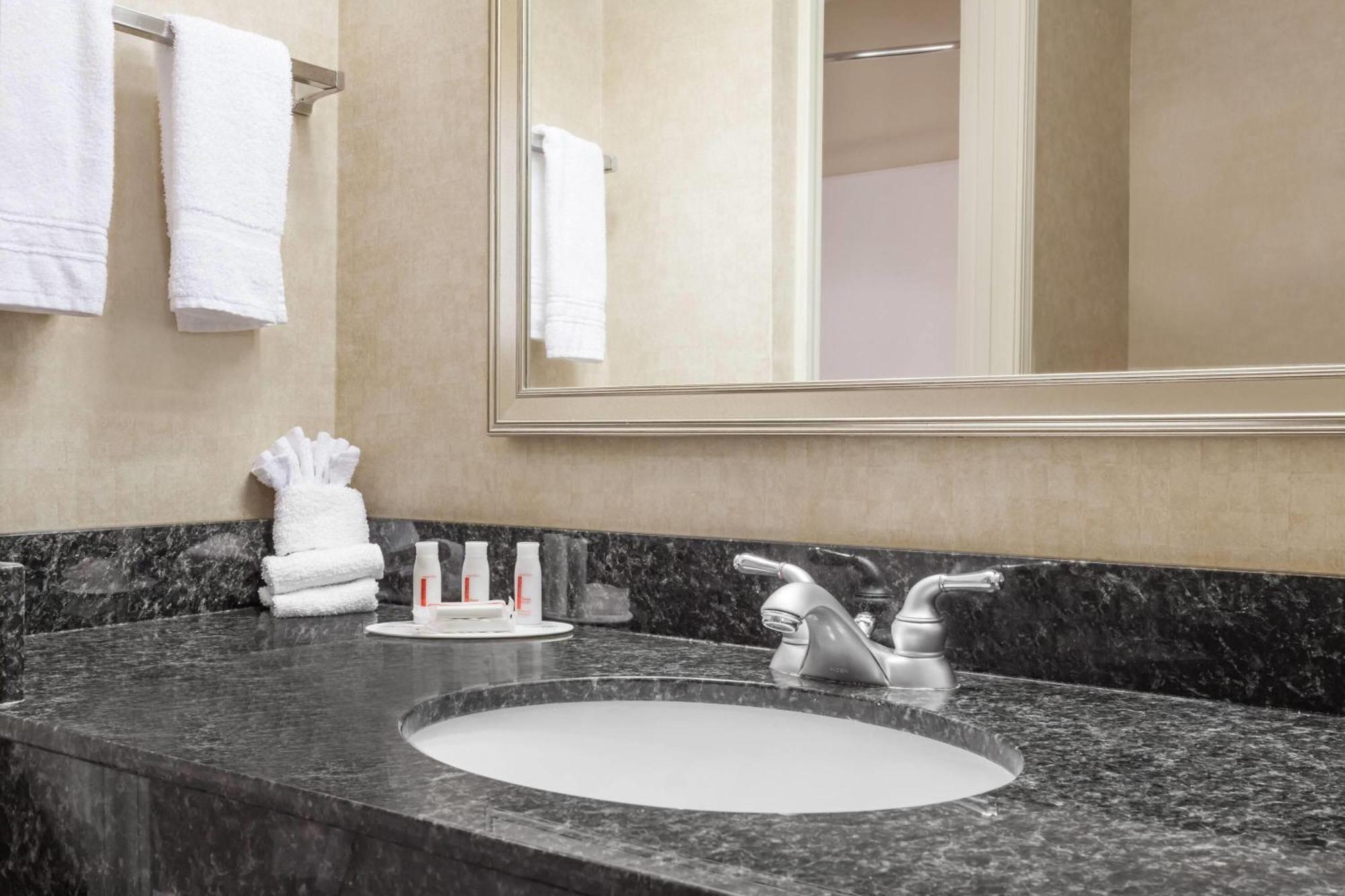 Hotel Howard Johnson By Wyndham East 2*