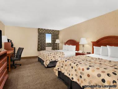 Howard Johnson By Wyndham East