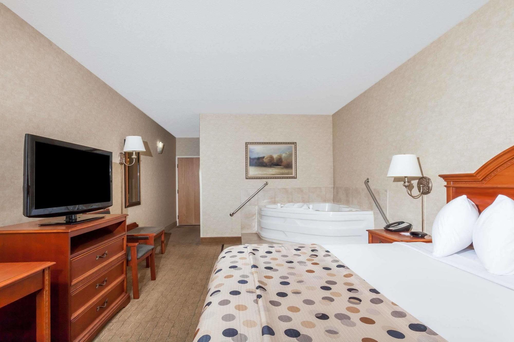 Hotel Howard Johnson By Wyndham East