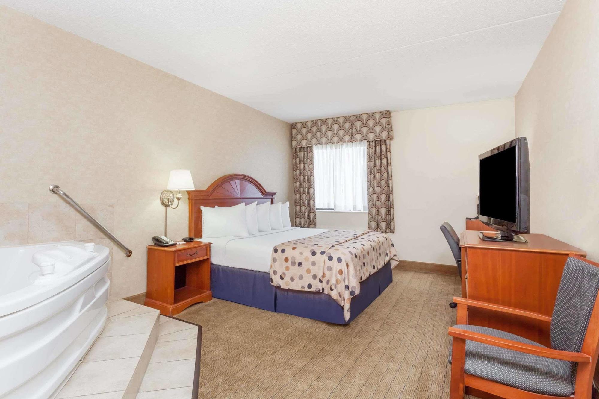 Hotel Howard Johnson By Wyndham East 2*